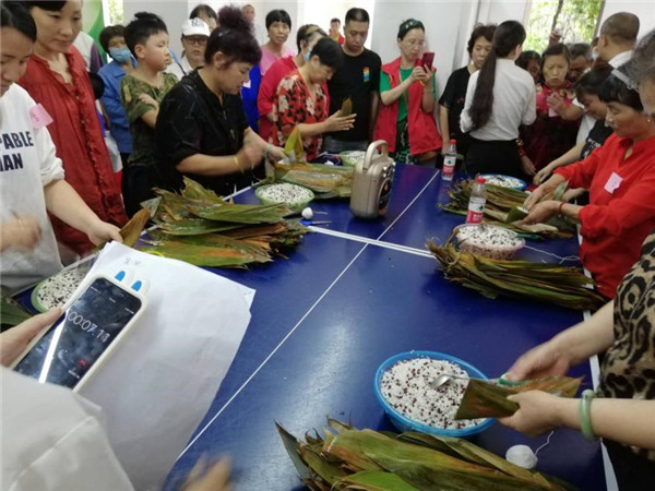 古鎮(zhèn)歷思聯(lián)行物業(yè)公司開(kāi)展業(yè)主包粽子比賽