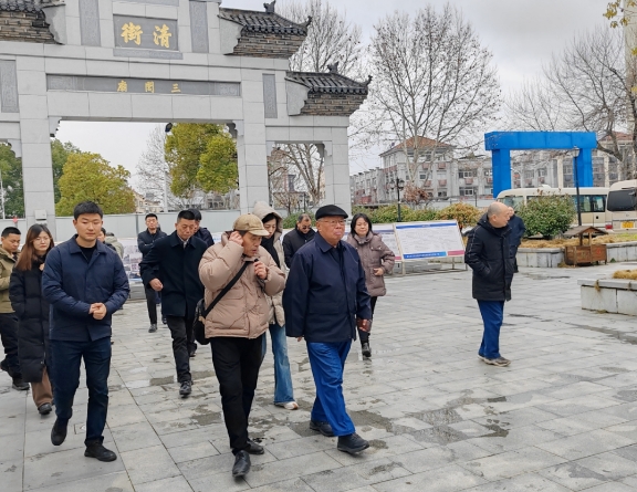 原交通運(yùn)輸部部長黃鎮(zhèn)東到三閭廟古碼頭開展調(diào)研工作